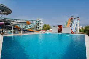 Bazén v ubytování Miarosa Kemer Beach nebo v jeho okolí