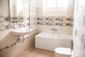 Un baño con lavabo, bañera e inodoro. en Villa Müller, en Bad Kissingen 44 fotos más