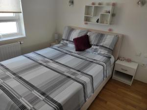 sypialnia z łóżkiem z prześcieradłem w obiekcie A romantic getaway in Varaždin w mieście Varaždin