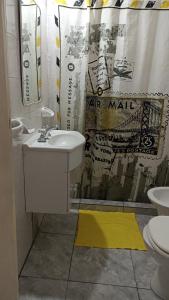 baño con lavabo y cortina de ducha en Ona Apart por Día - Departamentos con cochera en Corrientes