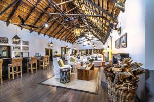 Mushara Lodge في ناموتوني: لوبي وكراسي بيضاء وبار