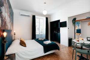 Posteľ alebo postele v izbe v ubytovaní Les Précieuses Suites & Spa II