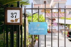 普罗奇达Lo Scuncino的门上带有检疫标志的标志