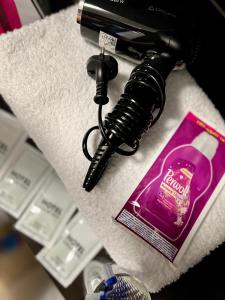 un appareil photo posé sur une table avec une bouteille d'alcool dans l'établissement sixkeys- studioLebedinyy, à Kiev