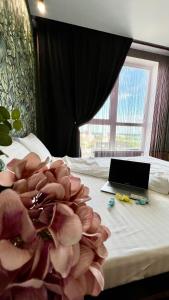 Ένα ή περισσότερα κρεβάτια σε δωμάτιο στο sixkeys- studioLebedinyy