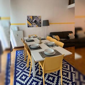 une salle à manger avec une table et des chaises blanches dans l'établissement Casa Luciana, à Turin