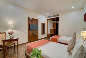 Hotel Home In By Amrik Sukhdev客房内的一张或多张床位