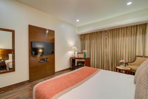 Hotel Home In By Amrik Sukhdev客房内的一张或多张床位