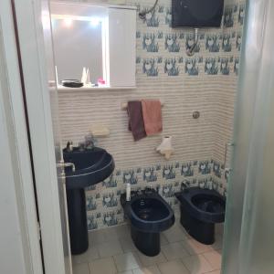 トッレ・デル・オルソにあるAppartamento Gentileのバスルーム(トイレ2つ、シンク付)