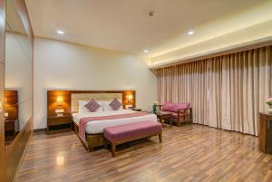 Hotel Home In By Amrik Sukhdev客房内的一张或多张床位