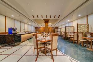 Hotel Home In By Amrik Sukhdev餐厅或其他用餐的地方