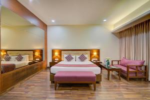 Hotel Home In By Amrik Sukhdev客房内的一张或多张床位