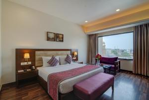 Hotel Home In By Amrik Sukhdev客房内的一张或多张床位