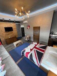 ein Schlafzimmer mit einem großen Bett und ein Wohnzimmer in der Unterkunft Levanevsky Hotel in Odessa