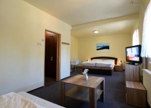 Posteľ alebo postele v izbe v ubytovaní Hotel U Jezírka