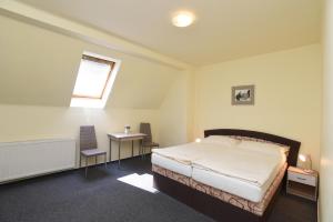 Posteľ alebo postele v izbe v ubytovaní Hotel U Jezírka