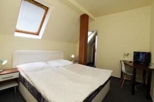 Posteľ alebo postele v izbe v ubytovaní Hotel U Jezírka