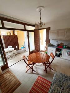 Una cocina con una mesa y un comedor. en App Casa Dei Pini - Bilocale, en Capoliveri
