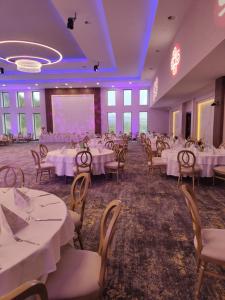 Restoran või mõni muu söögikoht majutusasutuses Glorius Hotel