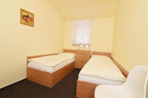 Posteľ alebo postele v izbe v ubytovaní Hotel U Jezírka