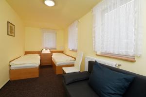 Posteľ alebo postele v izbe v ubytovaní Hotel U Jezírka