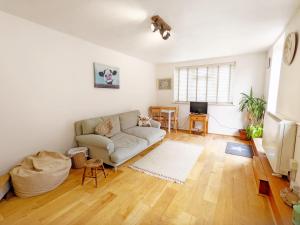 a living room with a couch and a tv at Robins Rest, Billingshurst in Billingshurst