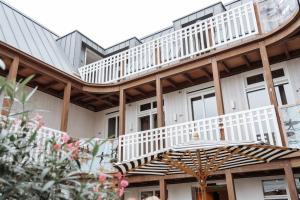 um edifício com varandas brancas do lado em Hotel Paradis Zandvoort em Zandvoort