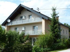 una casa con un balcón en el lateral. en Gästehaus Wulz-Lesjak, en Egg am Faaker See