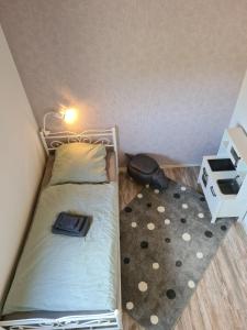 a small bedroom with a bed with a light on it at Ferienhaus Haus Seehund direkt hinterm Deich an der Nordsee in Sehestedt