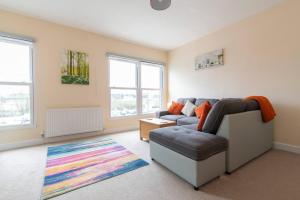 ein Wohnzimmer mit einem Sofa und einem Teppich in der Unterkunft Lower Clarence Road in Norwich