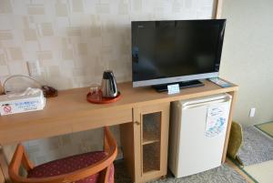 Uma TV ou centro de entretenimento em Toya Kanko Hotel