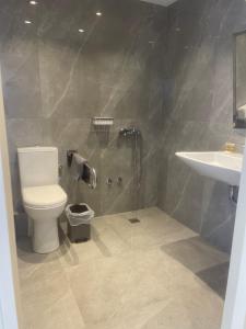 Koupelna v ubytování Asteras Hotel