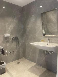 Koupelna v ubytování Asteras Hotel