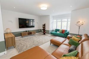 Ein Sitzbereich in der Unterkunft Brand new, luxury, 4 bed house, 5 mins to Beach - The Laurels