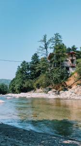 una vieja casa en la orilla de un cuerpo de agua en Şana Yaşam Köyü, en Fındıklı