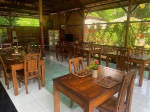 A restaurant or other place to eat at Budi Sun Resort