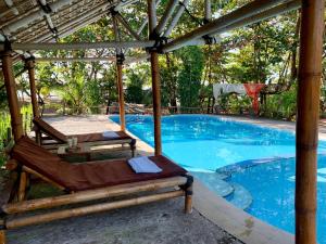 בריכת השחייה שנמצאת ב-Budi Sun Resort או באזור