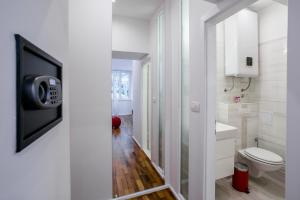 bagno con servizi igienici e TV a parete di Guesthouse Old Mulberry a Spalato (Split)