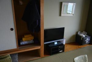Uma TV ou centro de entretenimento em Toya Kanko Hotel