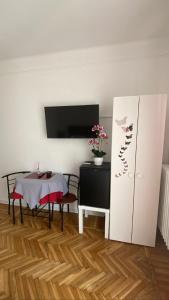 sala de estar con mesa y armario blanco en Affittacamere L'Orchidea, en Ventimiglia