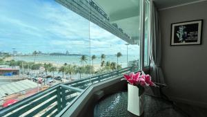 Un balcon sau o terasă la The Beach Front Resort, Pattaya