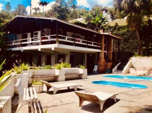 邁里波朗的住宿－Chacara Mairipora Essence，一座带庭院和游泳池的房子