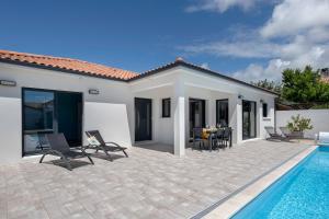 Bazén v ubytovaní Maison moderne avec piscine pour 6 alebo v jeho blízkosti
