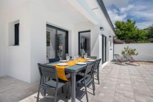 Balkón alebo terasa v ubytovaní Maison moderne avec piscine pour 6