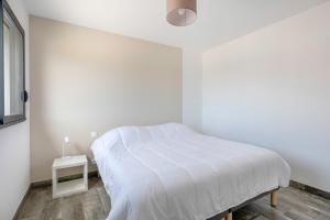 Posteľ alebo postele v izbe v ubytovaní Maison moderne avec piscine pour 6 + 12 fotografií