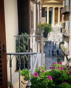 - une vue sur une rue fleurie et un bâtiment dans l'établissement Maison Opéra, à Palerme
