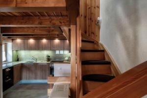 una cucina con scala a chiocciola in una casa di Baita dal Gat by Quokka 360 - modern wooden chalet in Faido a Sobrio