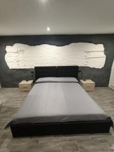 una camera da letto con un grande letto con due comodini di CASA VACANZE AURORA a Ortona