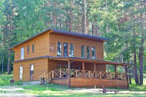 ein kleines Holzhaus mitten im Wald in der Unterkunft Duriu sodyba in Molėtai