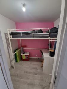 Cette chambre comprend deux lits superposés et un bureau. dans l'établissement THELNA elya, à Bray-Dunes